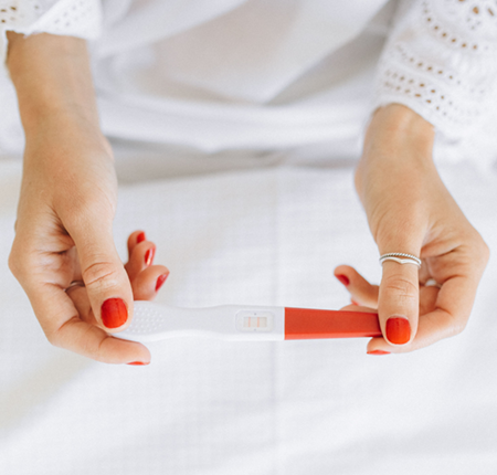 Ce este inseminarea artificială (IUI), când e recomandată, cum decurge procedura pas cu pas, rata de succes pe vârstă și diferența față de FIV