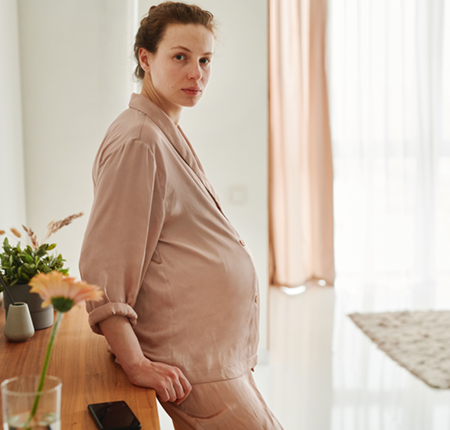 Fumatul în sarcină crește riscul de naștere prematură, greutate mică la naștere și complicații. Află efectele, ce faci dacă ai fumat și cum renunți în siguranță.