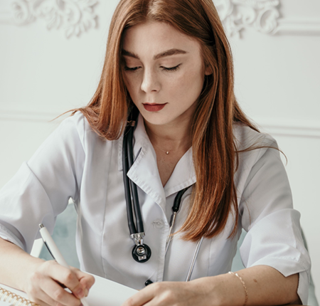 Ce este vitamina B12, ce rol are în organism, beneficiile ei și cum se administrează corect. Ghid clar despre surse, deficit și doza recomandată