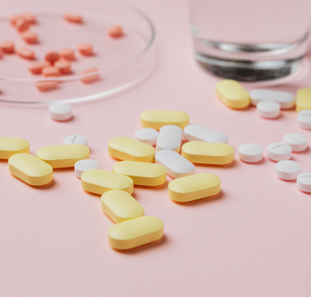 Prolactina mărită (hiperprolactinemie): ce este, de ce apare, ce valori sunt normale, simptome la femei și bărbați, când e periculoasă și cum se tratează.