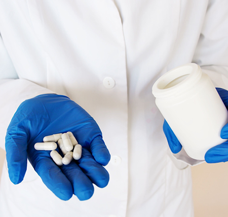 DHEA (dehidroepiandrosteron): ce este, ce rol are la femei, valori normale pe vârste, ce înseamnă DHEA-S mărit sau scăzut și când merită să faci analiza.
