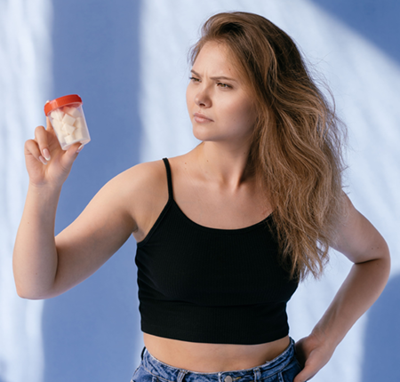 Prolactina mărită (hiperprolactinemie): ce este, de ce apare, ce valori sunt normale, simptome la femei și bărbați, când e periculoasă și cum se tratează.
