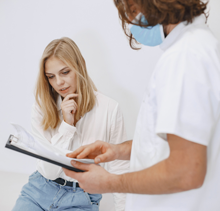 Chistul Bartholin e o umflătură lângă orificiul vaginal. Află de ce apare, cum se simte, ce poți face acasă și când ai nevoie de medic.