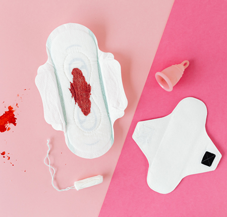 Ghid complet despre cupa menstruală: ce este, cum se folosește, ce mărime alegi, cum o sterilizezi, avantaje, dezavantaje, contraindicații și păreri reale.