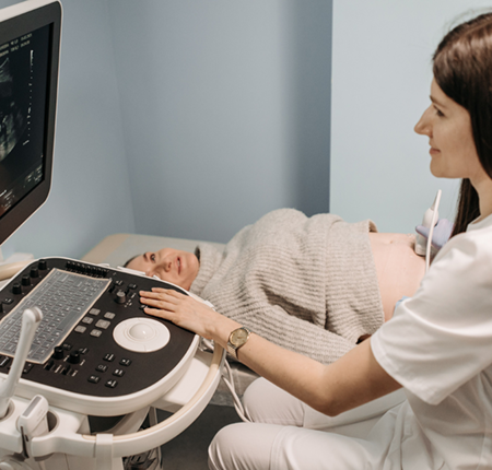 Ce este inseminarea artificială (IUI), când e recomandată, cum decurge procedura pas cu pas, rata de succes pe vârstă și diferența față de FIV