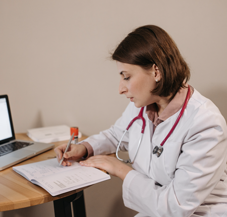 Ce înseamnă ovare mărite, care sunt cauzele frecvente (ovulație, chisturi, SOPC, endometrioză), ce simptome dau și când trebuie să mergi la medic.