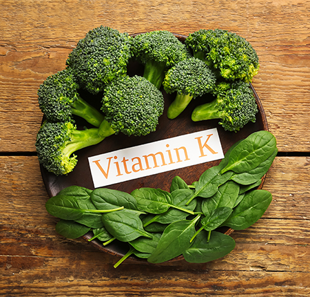 Ce este vitamina K? ➤ Rolul vitaminei K la menstruatie ➤ Beneficii & indicatii de administrare ➤ Surse, doza zilnica & contraindicatii ➤ Afla aici!