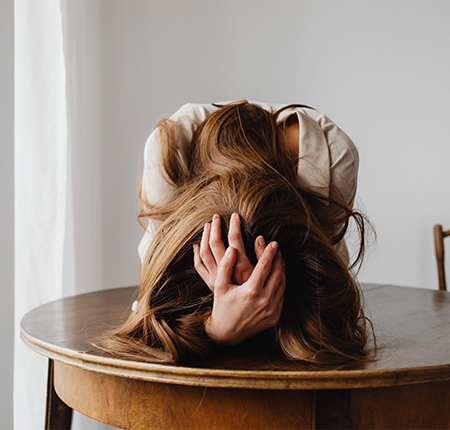 Ce este burnout? ➤ Burnout vs stres / depresie / anxietate ➤ Semne & Simptome ➤ Burnout & menstruatia ➤ Metode de Tratament ➤ Afla aici!
